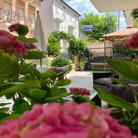 In Guest - New Cirene Economy Double And Full Package Vendégház *